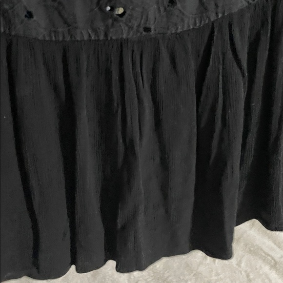 Acemi size M black sleeveless top with eyelet cut-out bodice - Picture 4 of 6